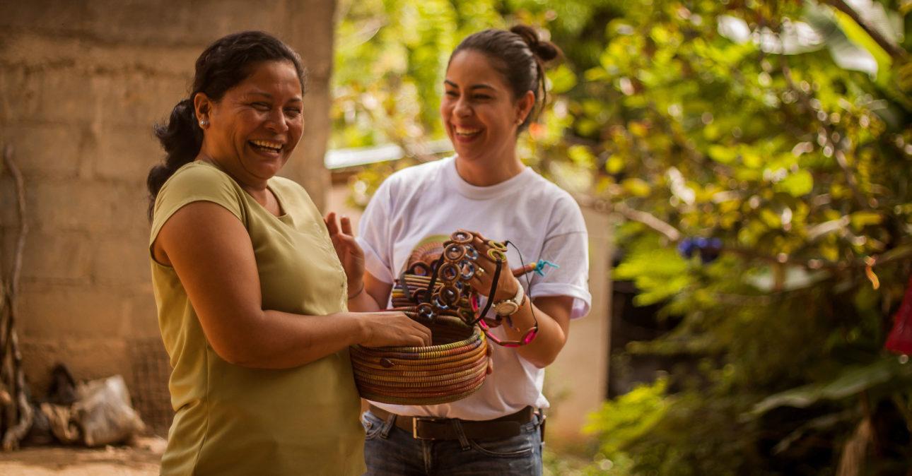 Nicaraguan käsityöläiset iloitsemassa uusien tuotteidensa kanssa. Kuva EsteliLive