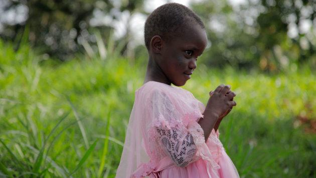 Silpomisuhan alla oleva 6-vuotias Esther-tyttö Keniasta. Kuva: Nenäpäivä / Meeri Väänänen
