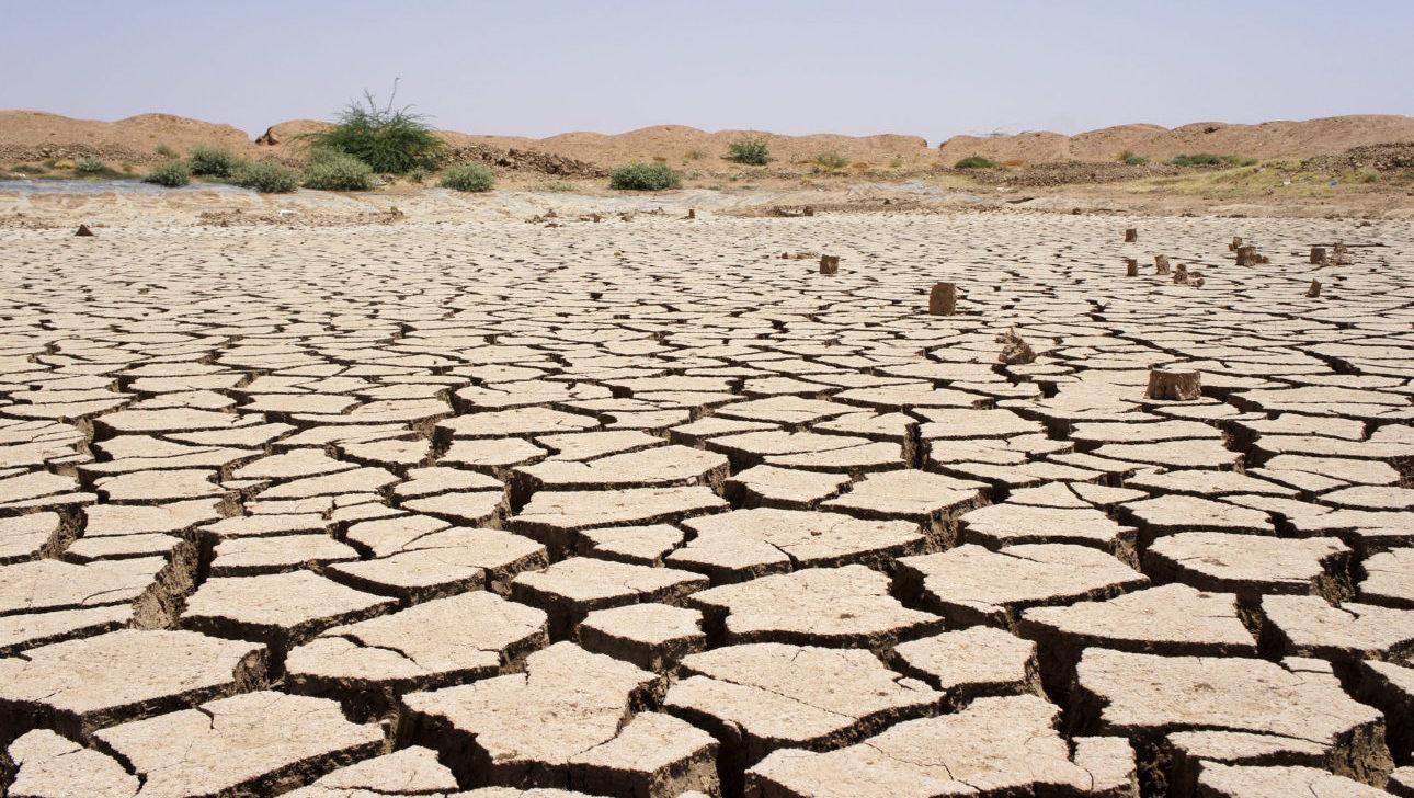Somalimaan kuivuudesta halkeileva maa