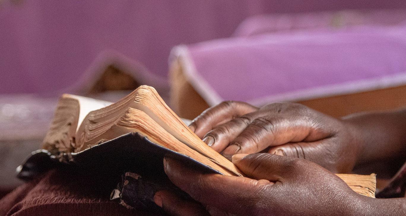 Mary Masigisi lukemassa kirjaa kodissaan. Kuva: Nyasha Kadandara