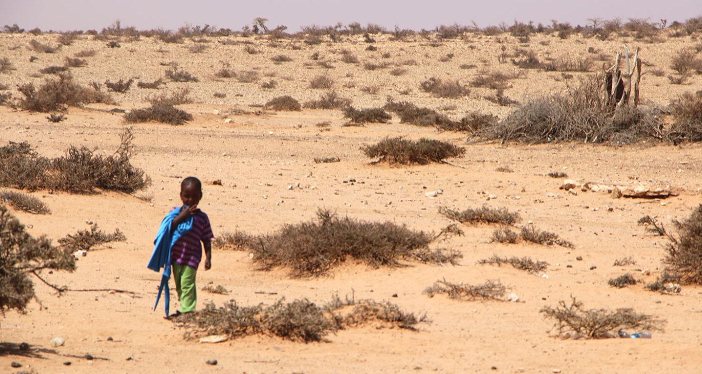 Kuivuudesta kärsivä Somalimaa ja pieni lapsi