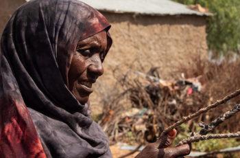 kuvassa Shamis Omar pitelee käsissään punosta Somalimaassa