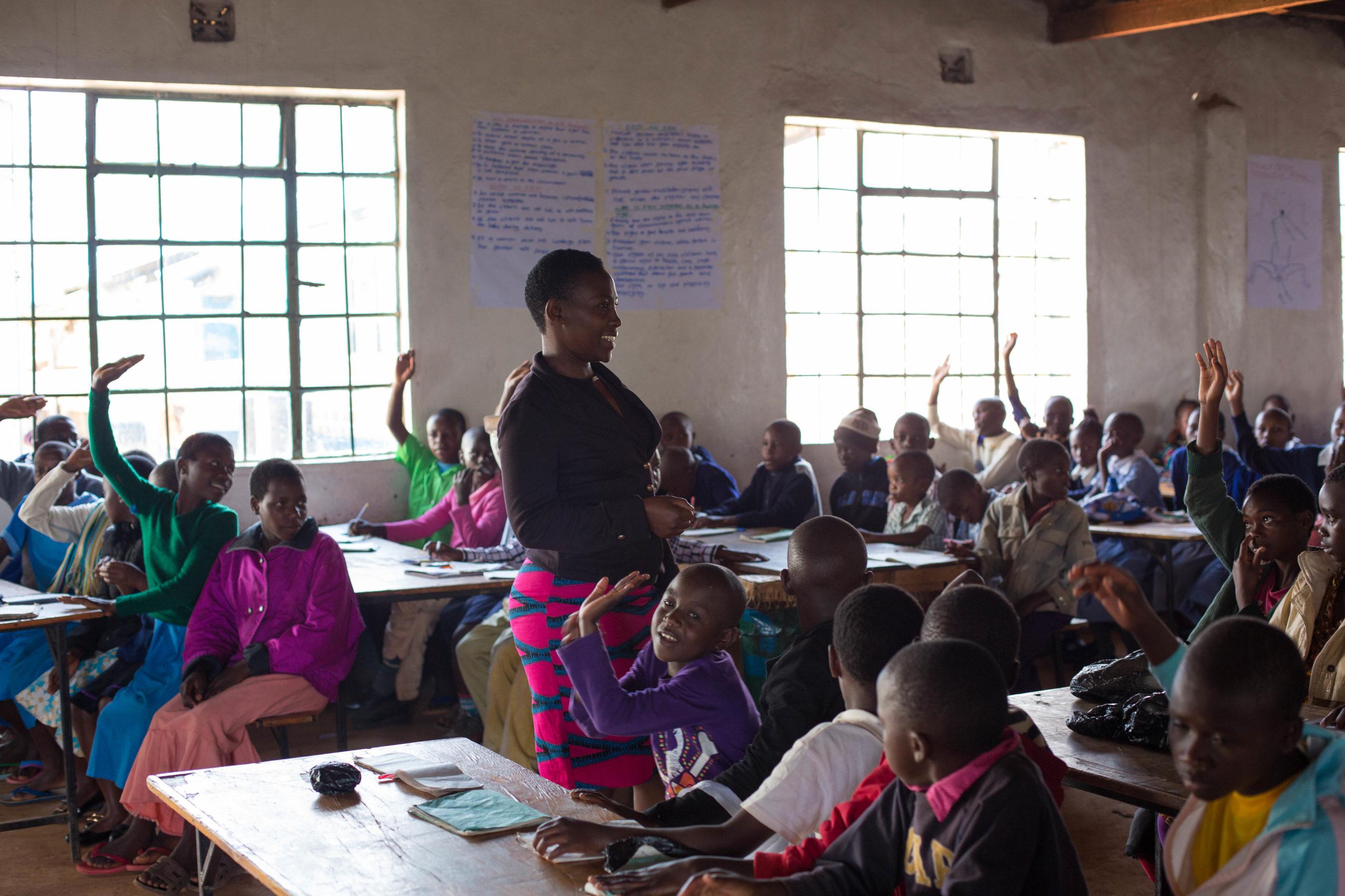 Koululuokka Keniassa kuva Sarah Waiswa