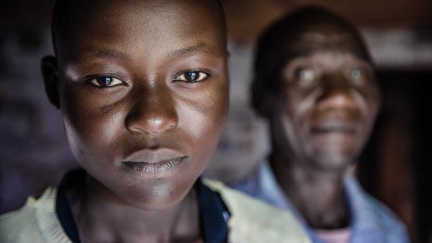 Nuori tyttö säästyi sukuelinten silpomiselta koulutuksen ansiosta Keniassa