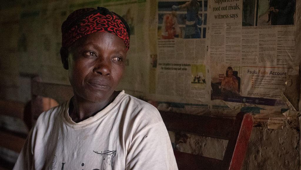 Alice John on 50-vuotias isoäiti, joka istuu kuvassa mietteliäänä. Hän ympärileikkautti aikoinaan tyttärensä. Nyt hän vastustaa silpomisperinnettä. Valokuva Nyasha Kadandara.