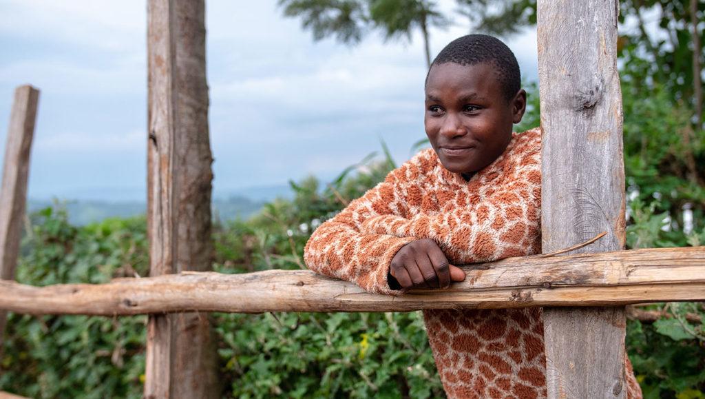 14-vuotias silpomisen vastainen lähettiläs nojaa aitaan kotipihallaan. Valokuvan on ottanut Nyasha Kadandara.