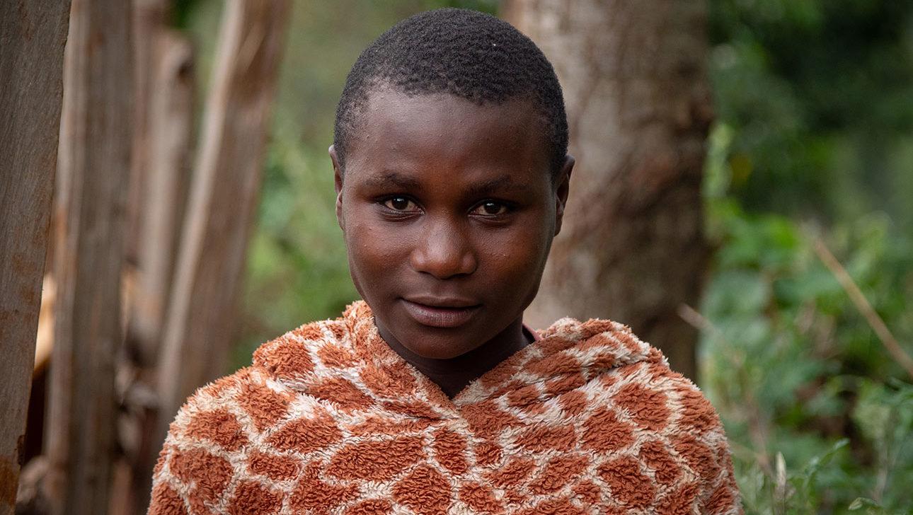 Lähikuva 14-vuotiaasta Rael Kemuntosta, joka toimii silpomisen vastaisen työn lähettiläänä Keniassa. Kuva on ottanut valokuvaaja Nyasha Kadandara.