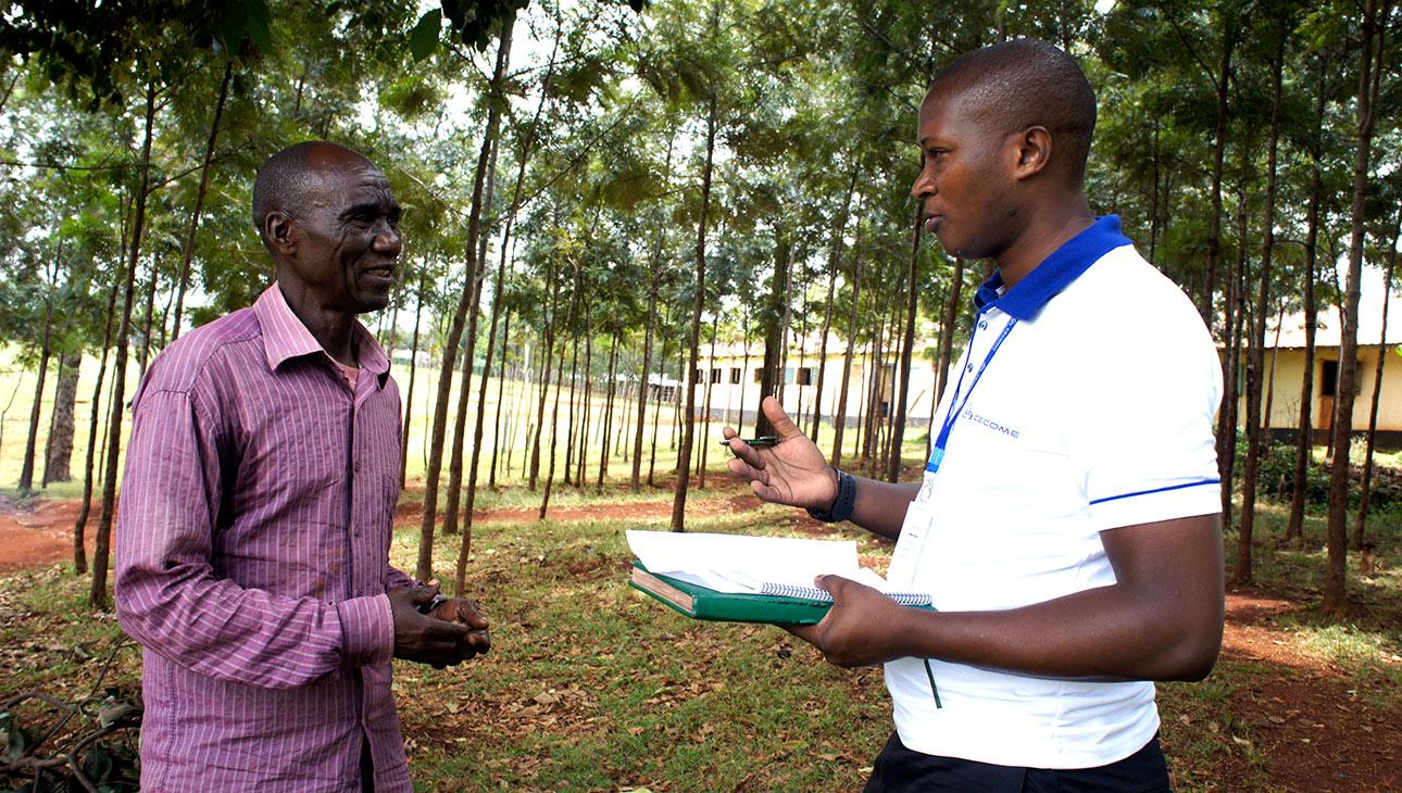 Kenialainen isä ja isoisä Simeon juttelemassa Cecomen työntekijän kanssa_kuva Siru Aura