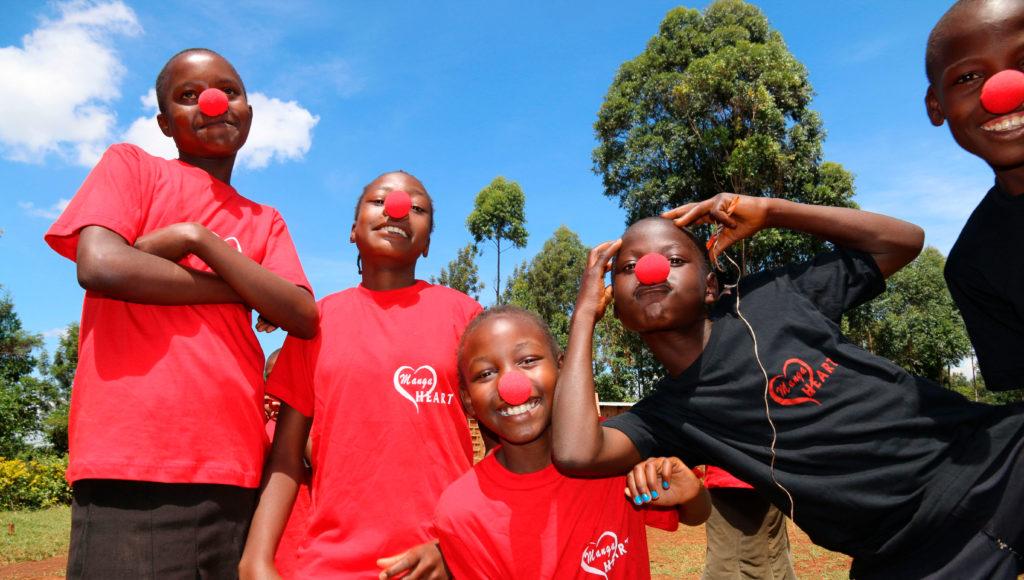 Lapset hassuttelevat Nenäpäivän punaiset nenät päässä Keniassa.kuva_Meeri-Väänänen