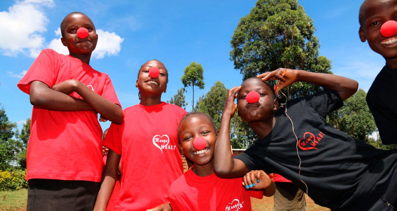 Lapset hassuttelevat Nenäpäivän punaiset nenät päässä Keniassa.kuva_Meeri-Väänänen
