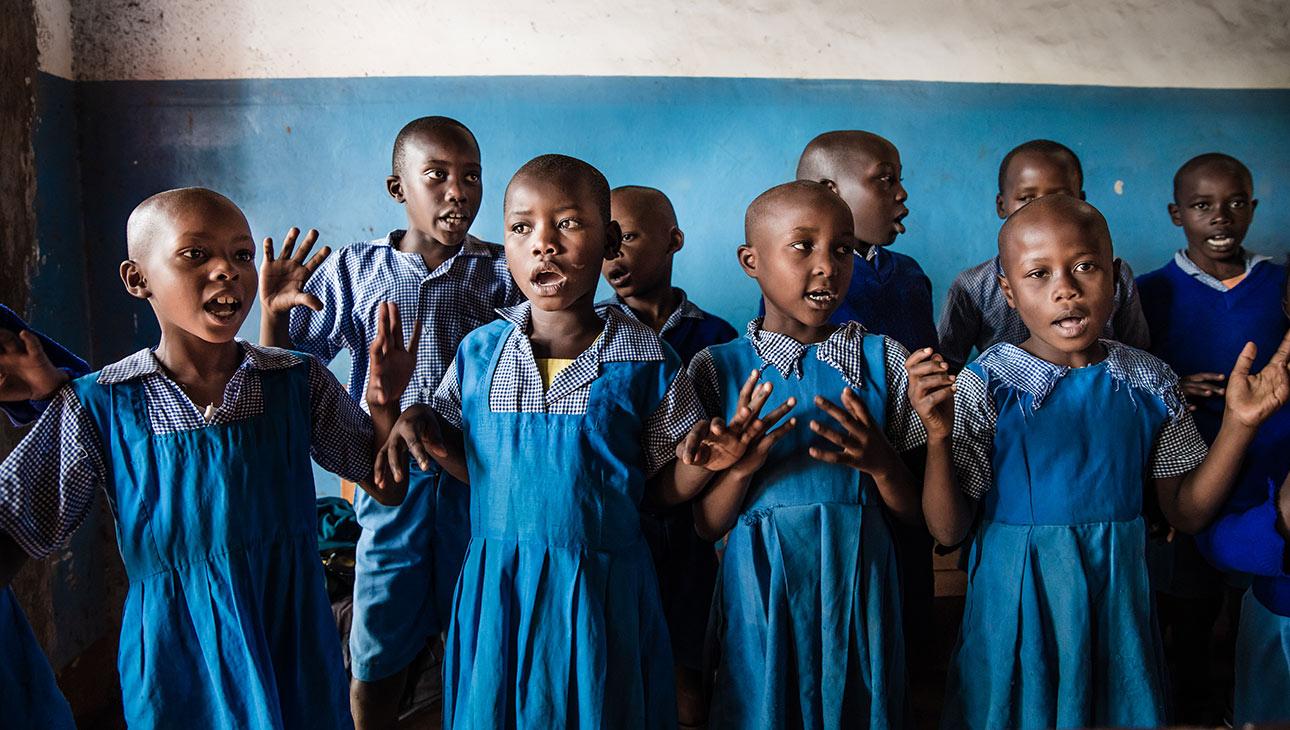 Pikkutytöt-Keniassa-laulamassa-koulupuvut-päällä_kuva-Meeri-Koutaniemi