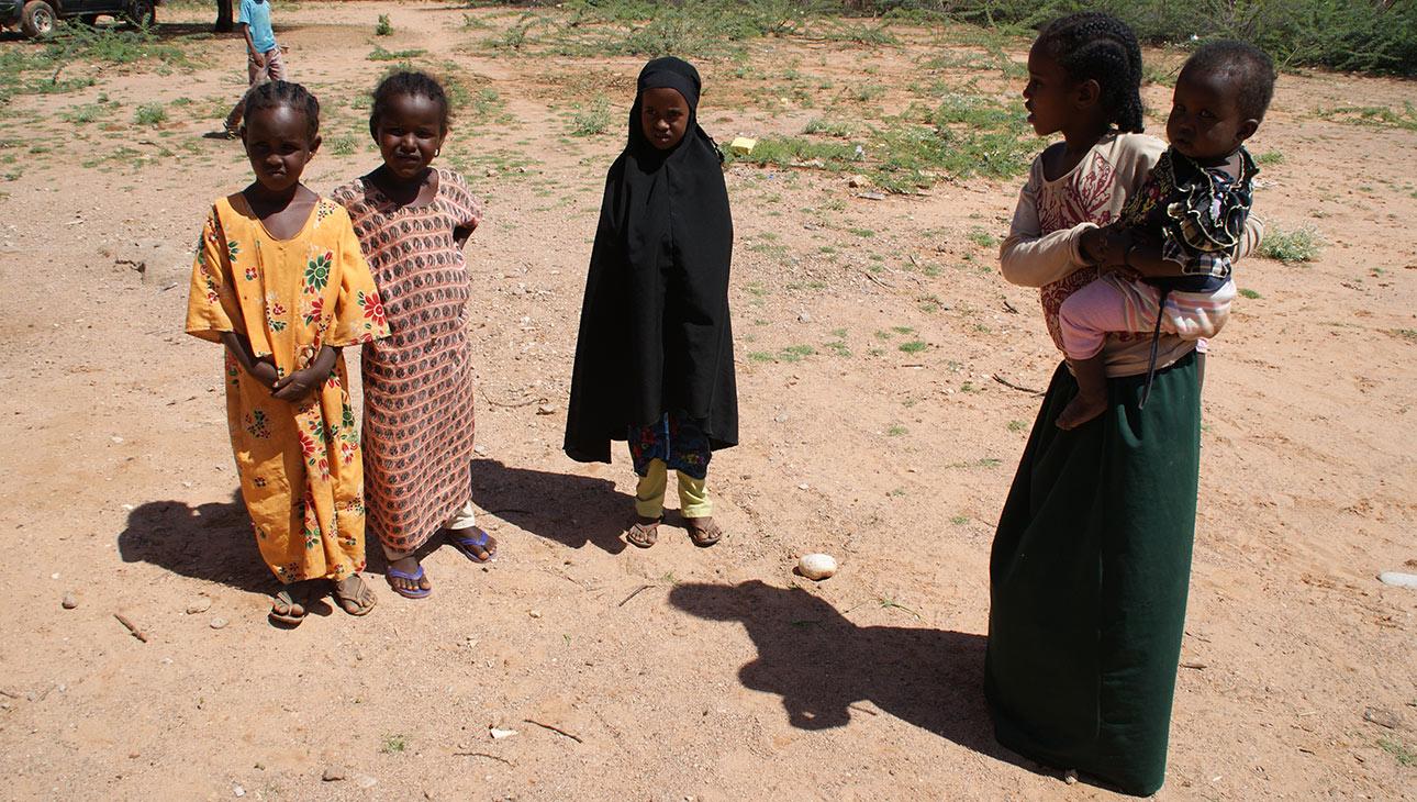 Pikkutyttöjä Somalimaan maaseutukylässä.