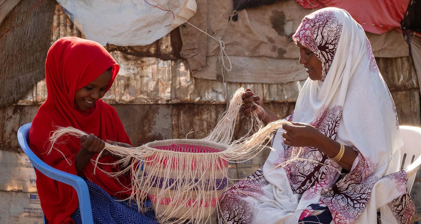 Kuvassa äiti ja tytär Kaltun ja Hamdi Somalimaasta punovat yhdessä sisalkoria