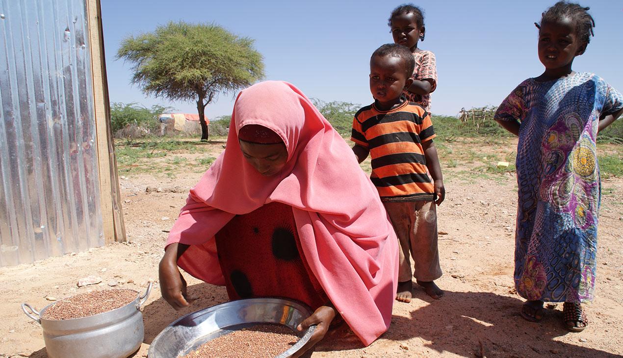 Somalimaalainen äiti tekee ruokaa lapsilleen. 
