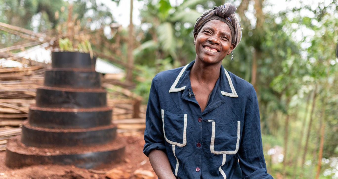 Martha Keniasta hymyilee blurratun taustan edessä