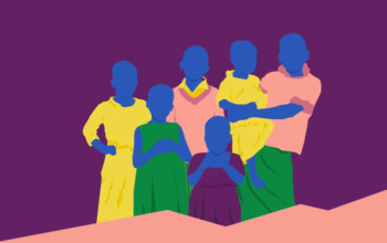 Kuusi tyttöhahmoa seisoo purppuraa taustaa vasten