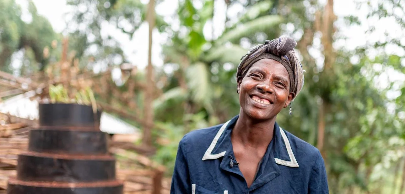 Martha Keniasta hymyilee blurratun taustan edessä.