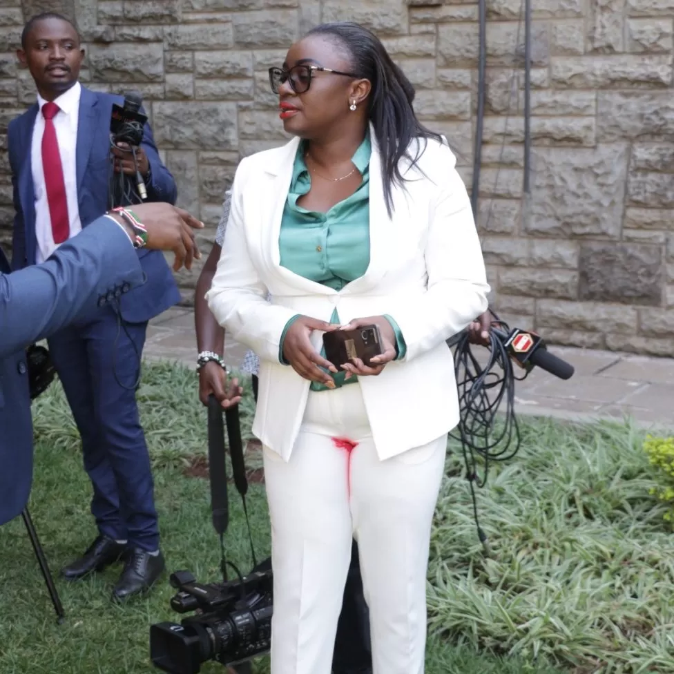 Gloria Orwoba kuukautisveren tahrimissa housuissa.